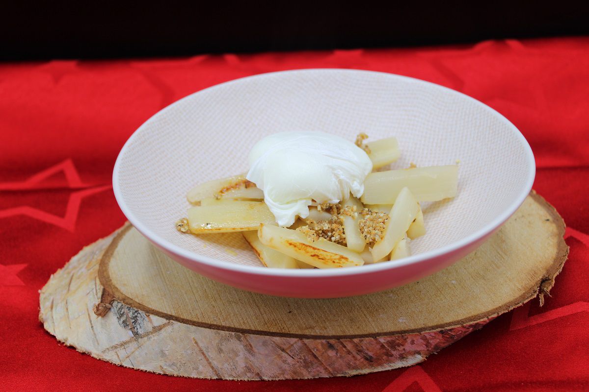 Scorsonères à la truffe, crumble de parmesan et œuf poché