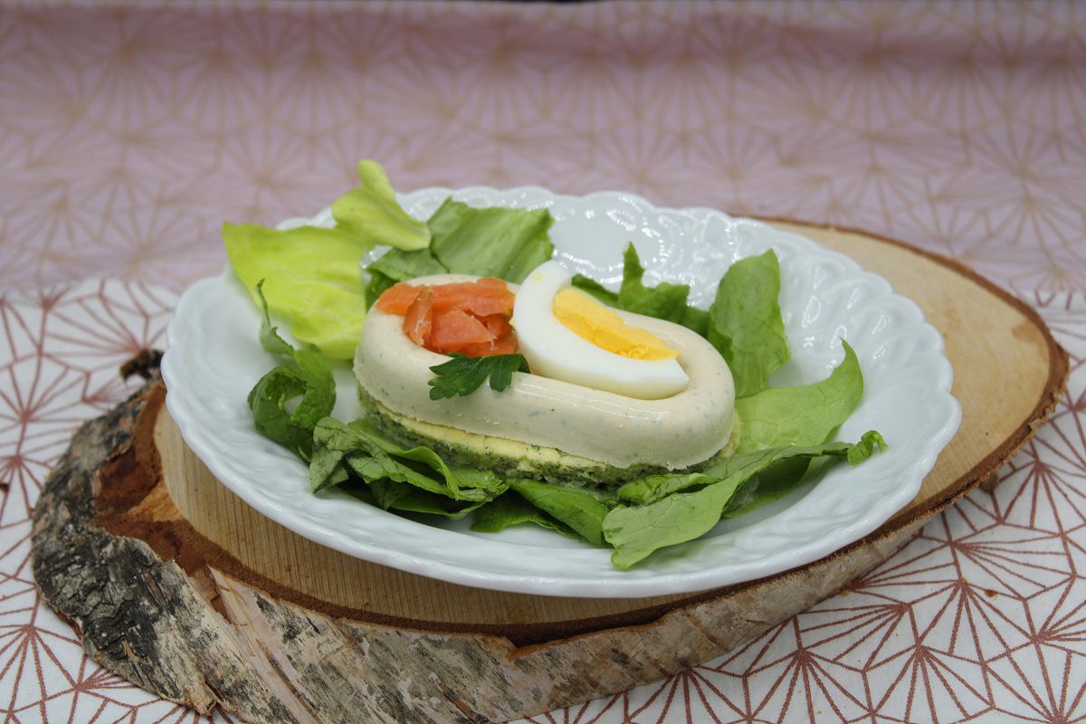 Panna cotta à la truite fumée sur biscuit aux herbes