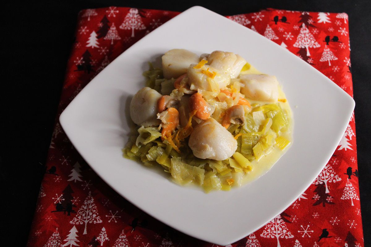 Saint Jacques sautées, fondue de poireaux et sauce à l’orange