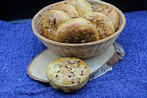 Brioches au Rocamadour, noisettes et ail des ours