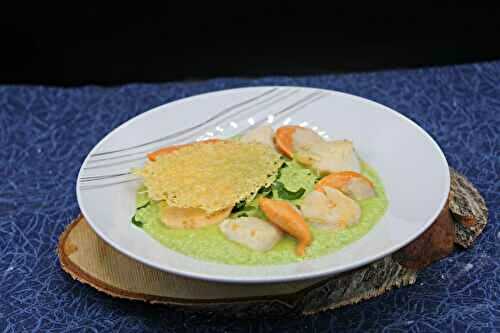 Crème de petits pois, noix de Saint jacques et tuile de parmesan