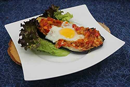 Aubergines farcies, œuf au nid