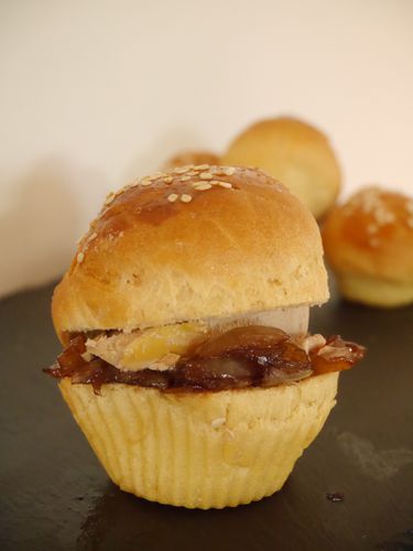 Briochettes à la compotée d'oignons at au foie gras