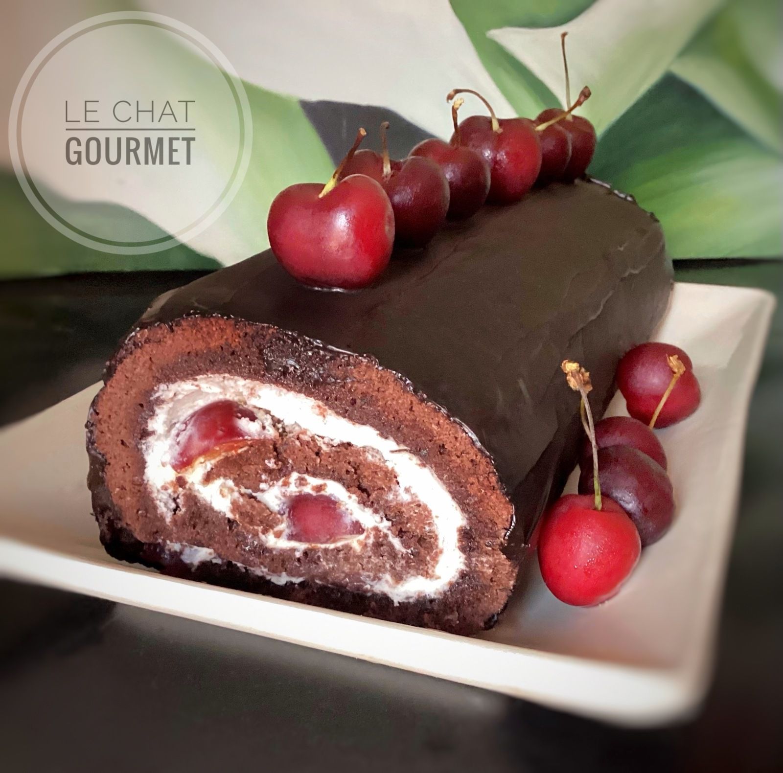 Gâteau roulé aux cerises fraîches façon Forêt Noire 