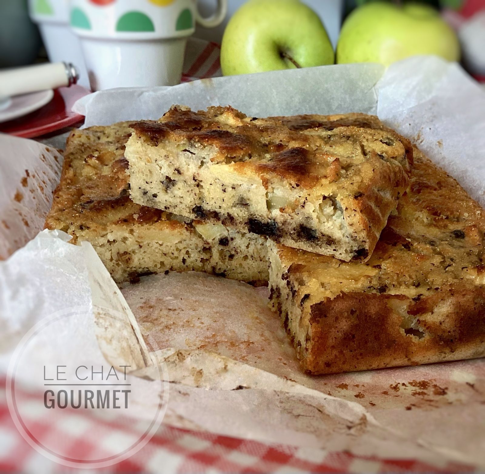 Gâteau à la semoule, pommes et pépites de chocolat 