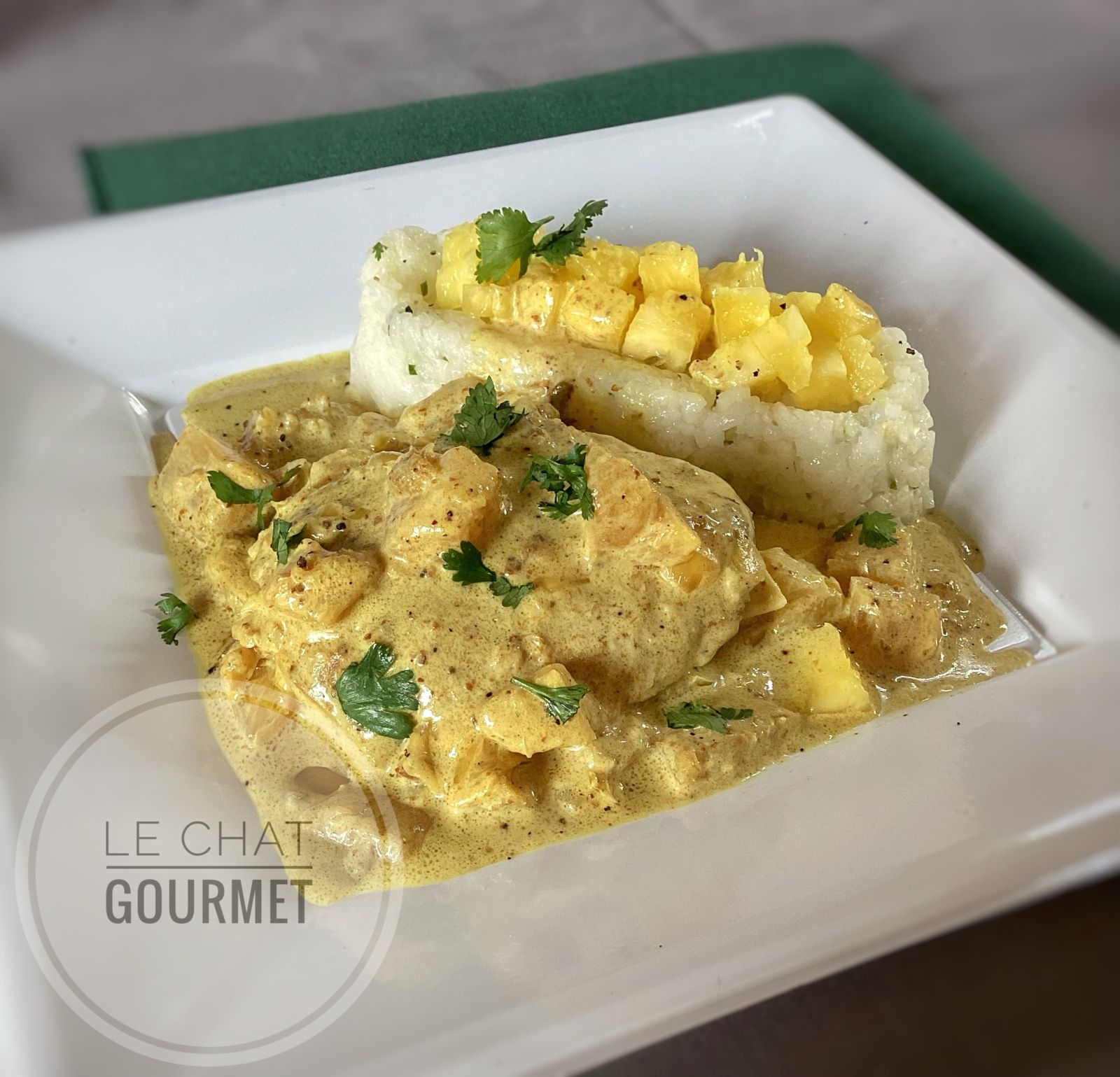 Poulet au riz sauce au curry et à l’ananas