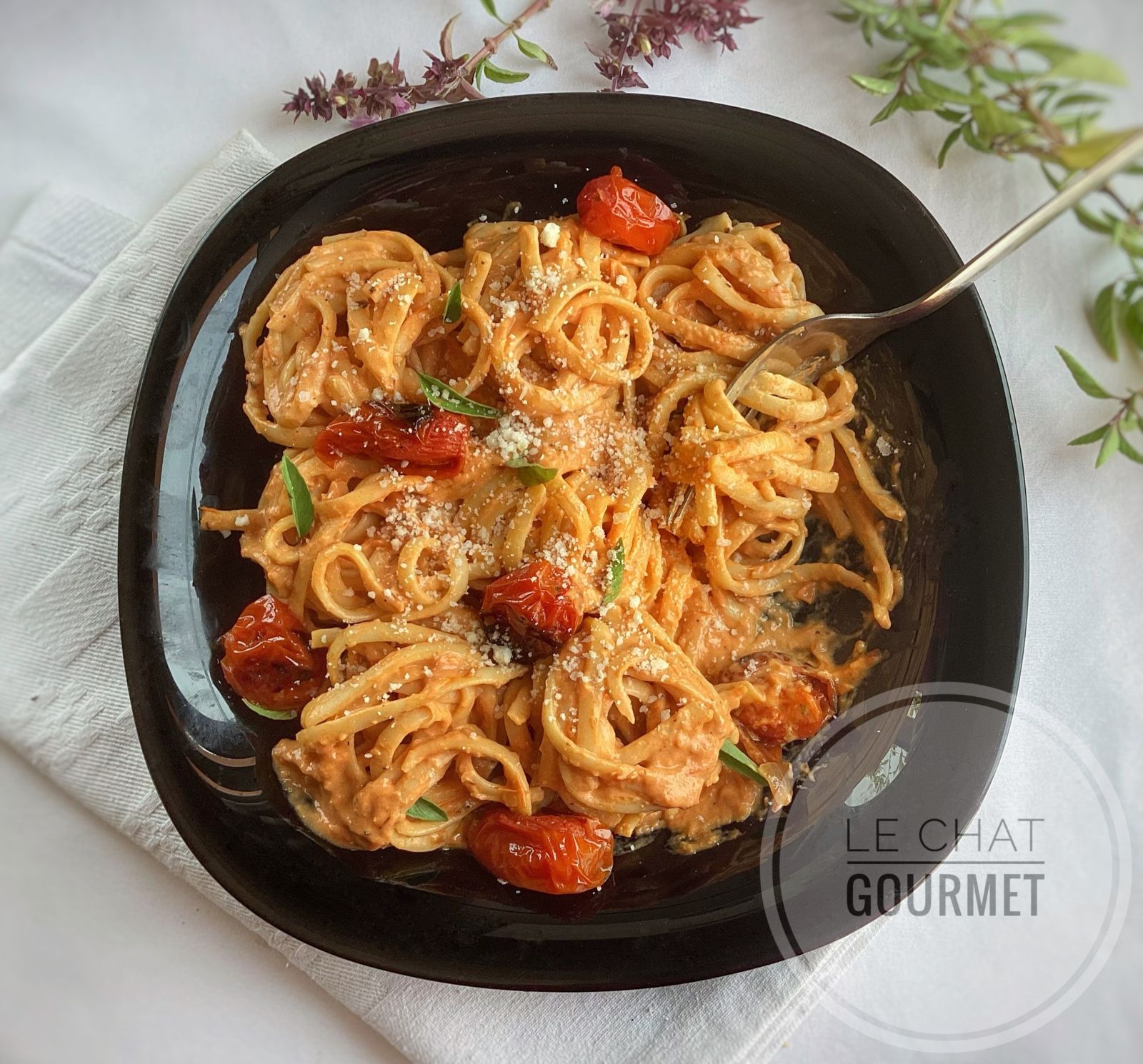 Linguine crémeuses aux tomates cerises rôties et basilic