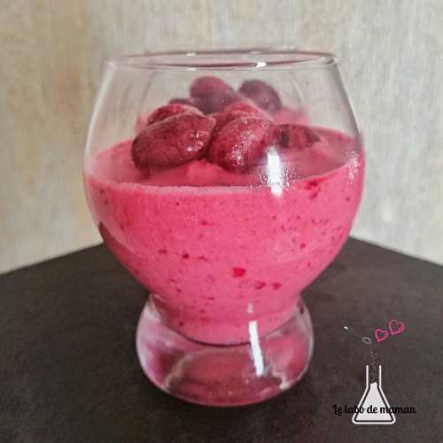 Yaourt glacé (frozen yogurt) rapide aux fruits rouges