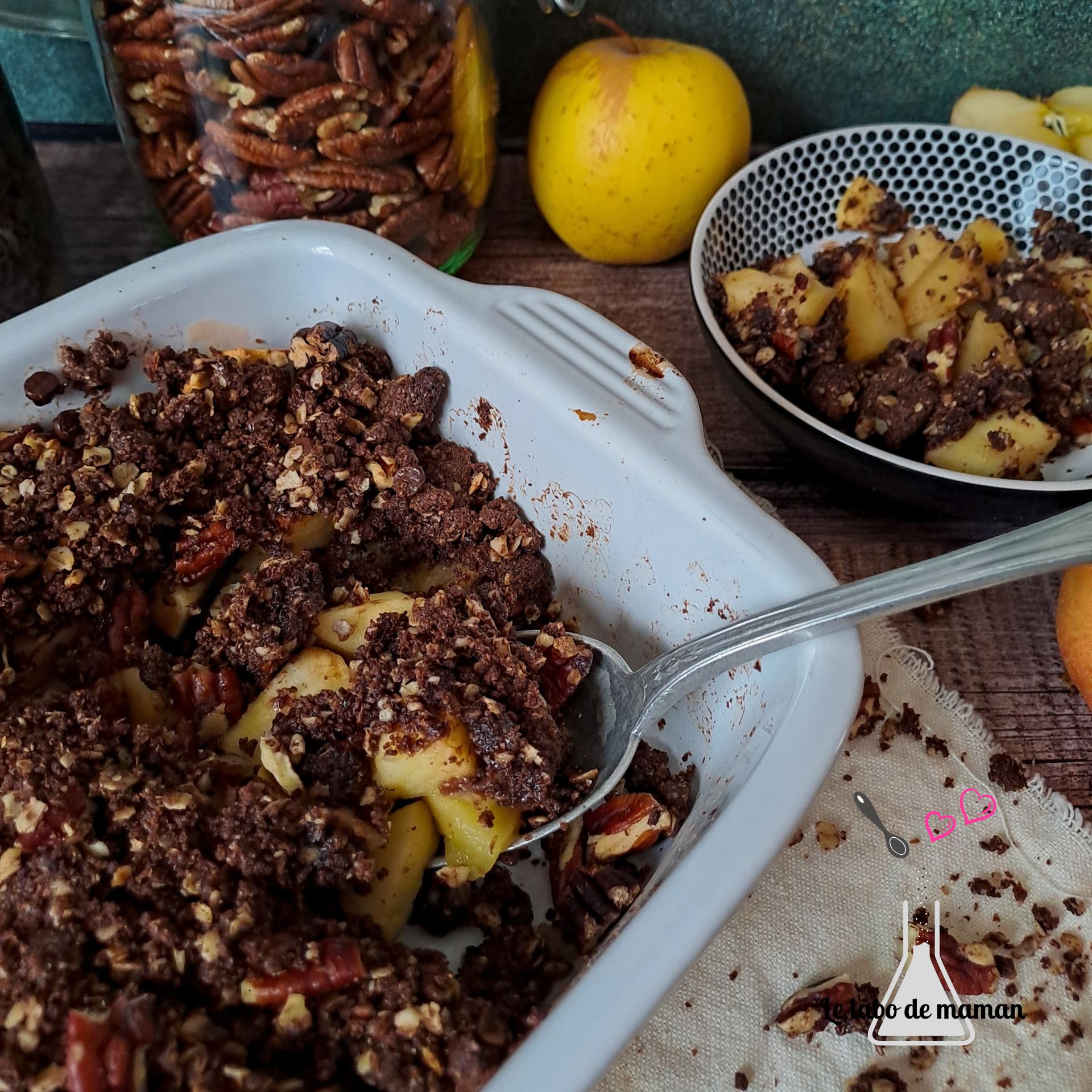 Crumble pommes, chocolat et noix de pécan