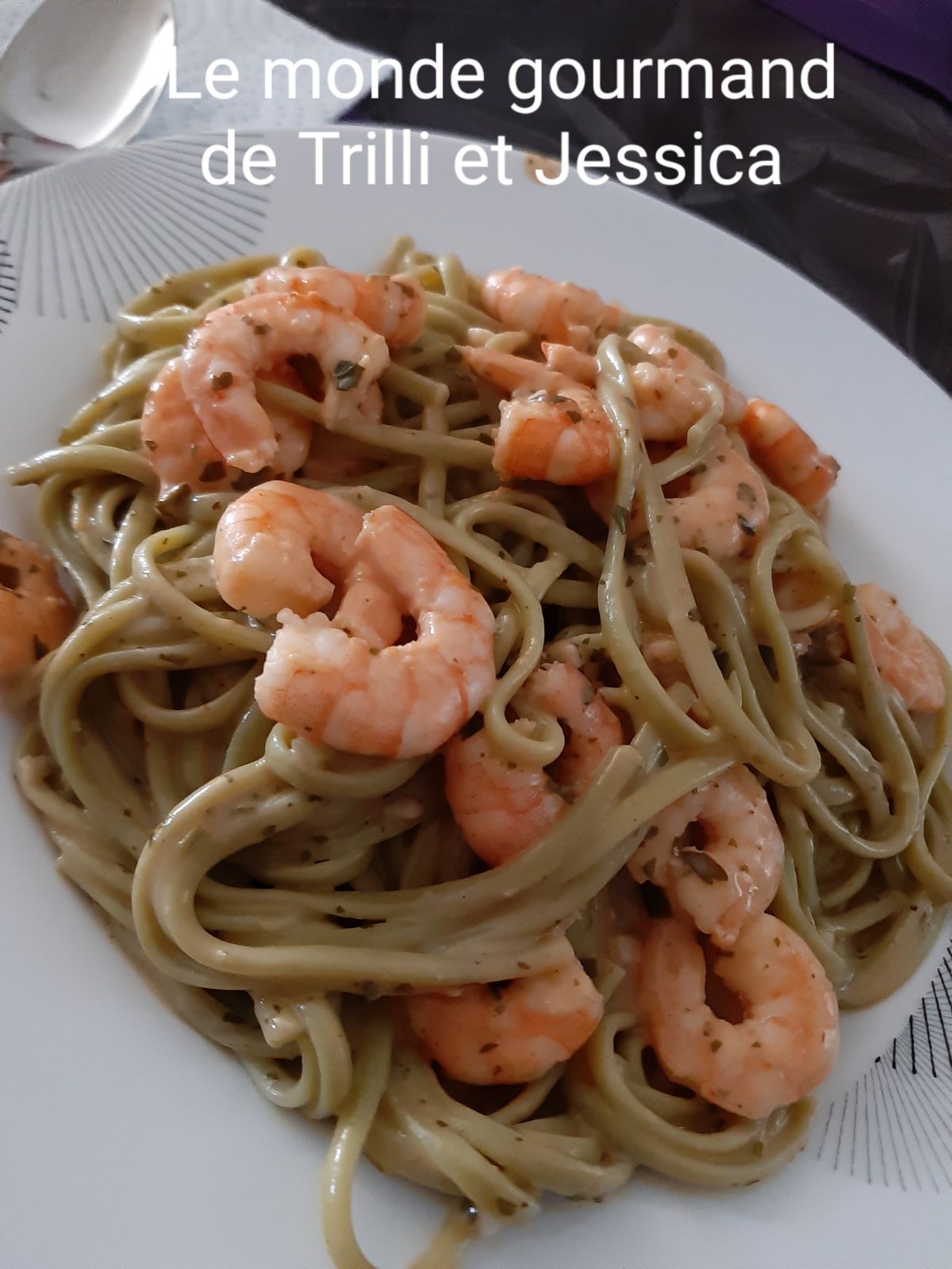 SPAGHETTIS AUX ÉPINARDS CREVETTES À L'AIL 