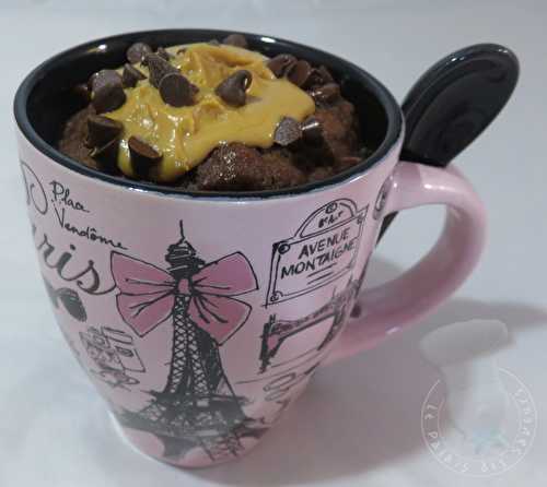 Mug cake chocolat noir, coeur coulant de peanut butter