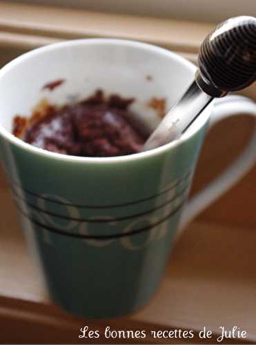 Brownie fondant coulant dans un mug