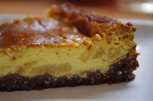 Cheesecake au chocolat blanc & aux poires, sur son lit de Roudor au chocolat