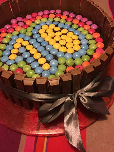 Gâteau d’anniversaire au chocolat, Kit Kat & Smarties