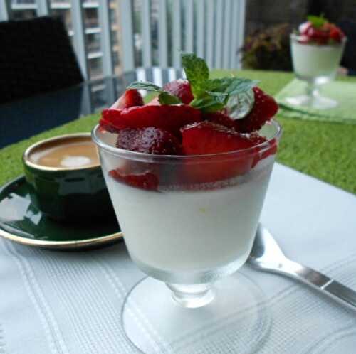Panna cotta légère et fraises au balsamique blanc au citron, sans gluten et sans lactose