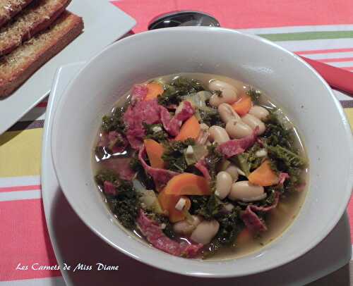 Soupe-repas aux haricots blancs et au chou kale, sans gluten et sans lactose