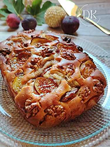 Gâteau moelleux aux figues , noix et sirop au rhum
