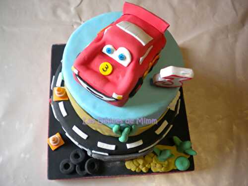 Un gâteau Cars avec voiture Flash Mcqueen (pâte à sucre)