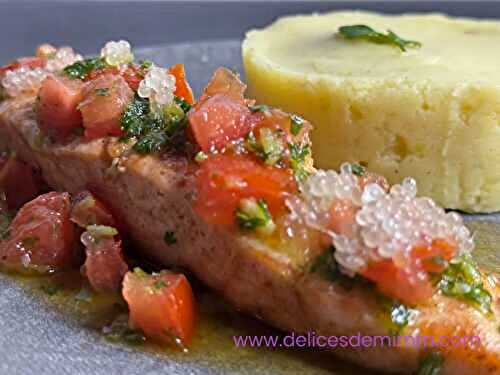 Filet de saumon, sauce vierge au citron caviar