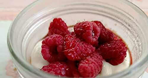 Overnight porridge, chocolat, yaourt et framboises