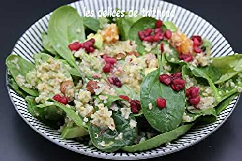 Salade au quinoa, boulgour et pousses d’épinards