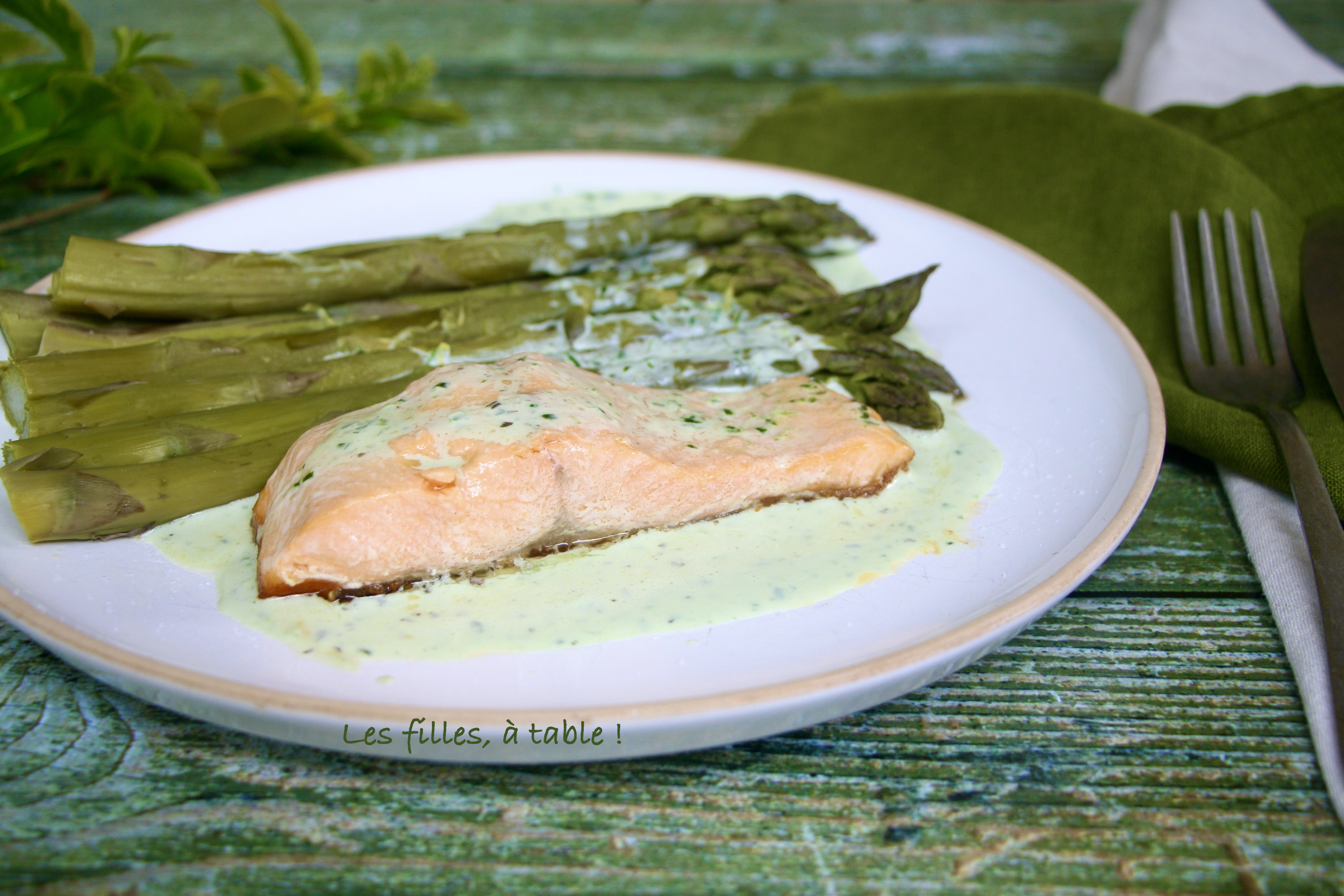 Pavés de truite et asperges, sauce à l’ail des ours