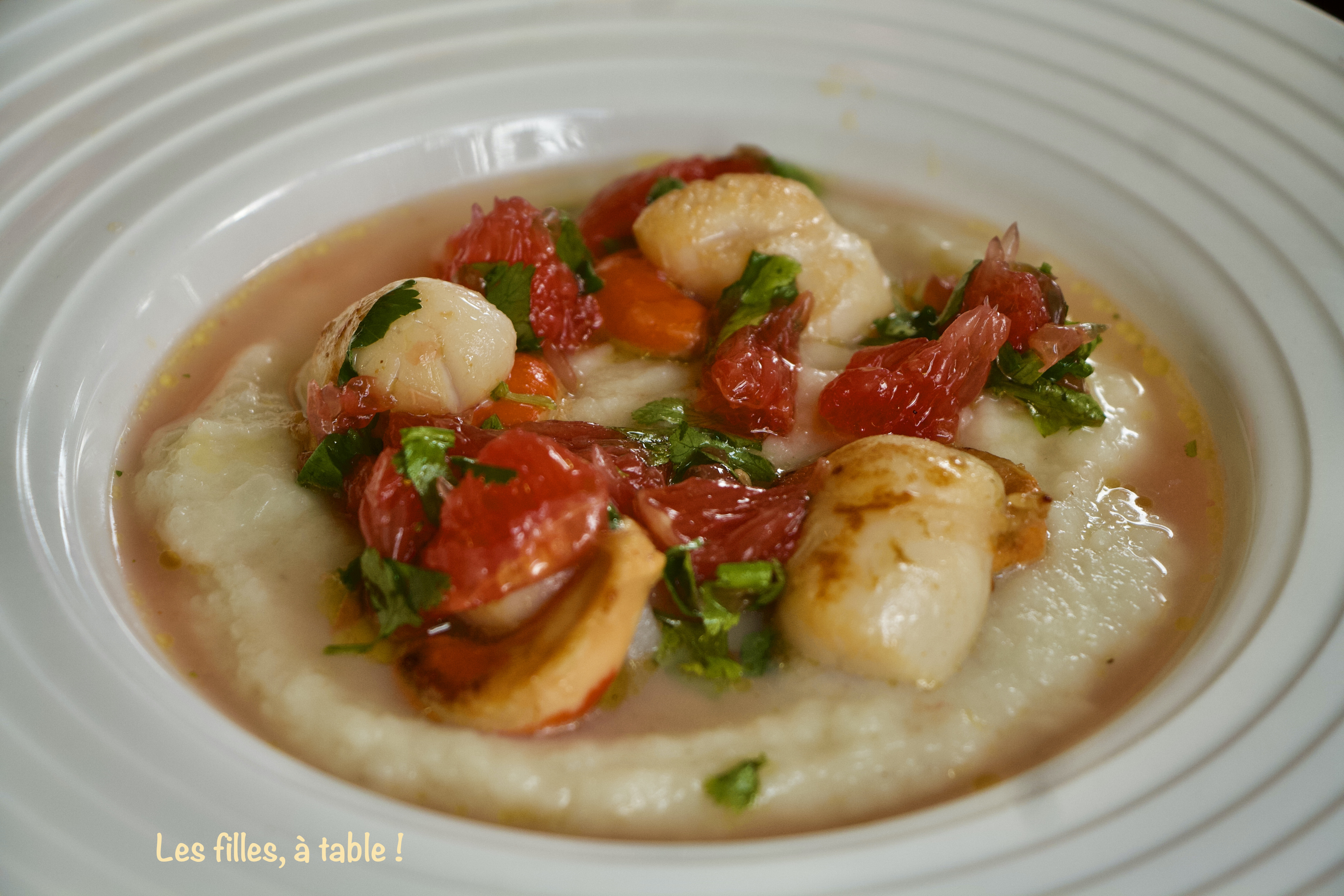 Noix de Saint-Jacques, sauce au pamplemousse, purée de topinambours