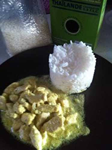 Colombo de poulet au lait de coco et son riz Thaï .