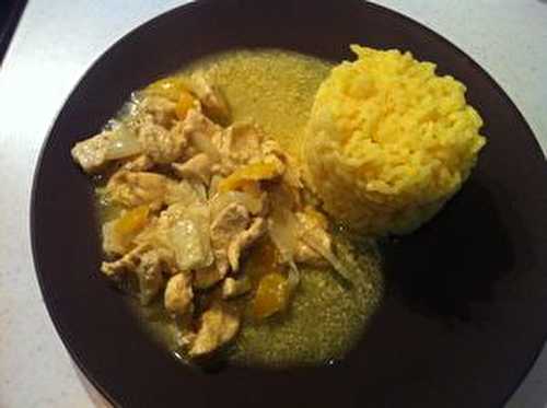 Emincés de poulet aux poivrons jaunes au lait de coco curry jaune épicé et son riz safrané .