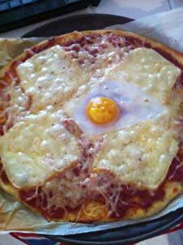 Pizza tomate lardons raclette oeufs râpé.
