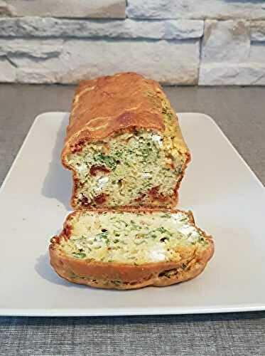 Cake aux fanes de radis, tomates séchées et feta