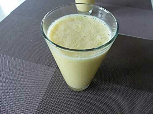 Smoothie ananas, banane, orange