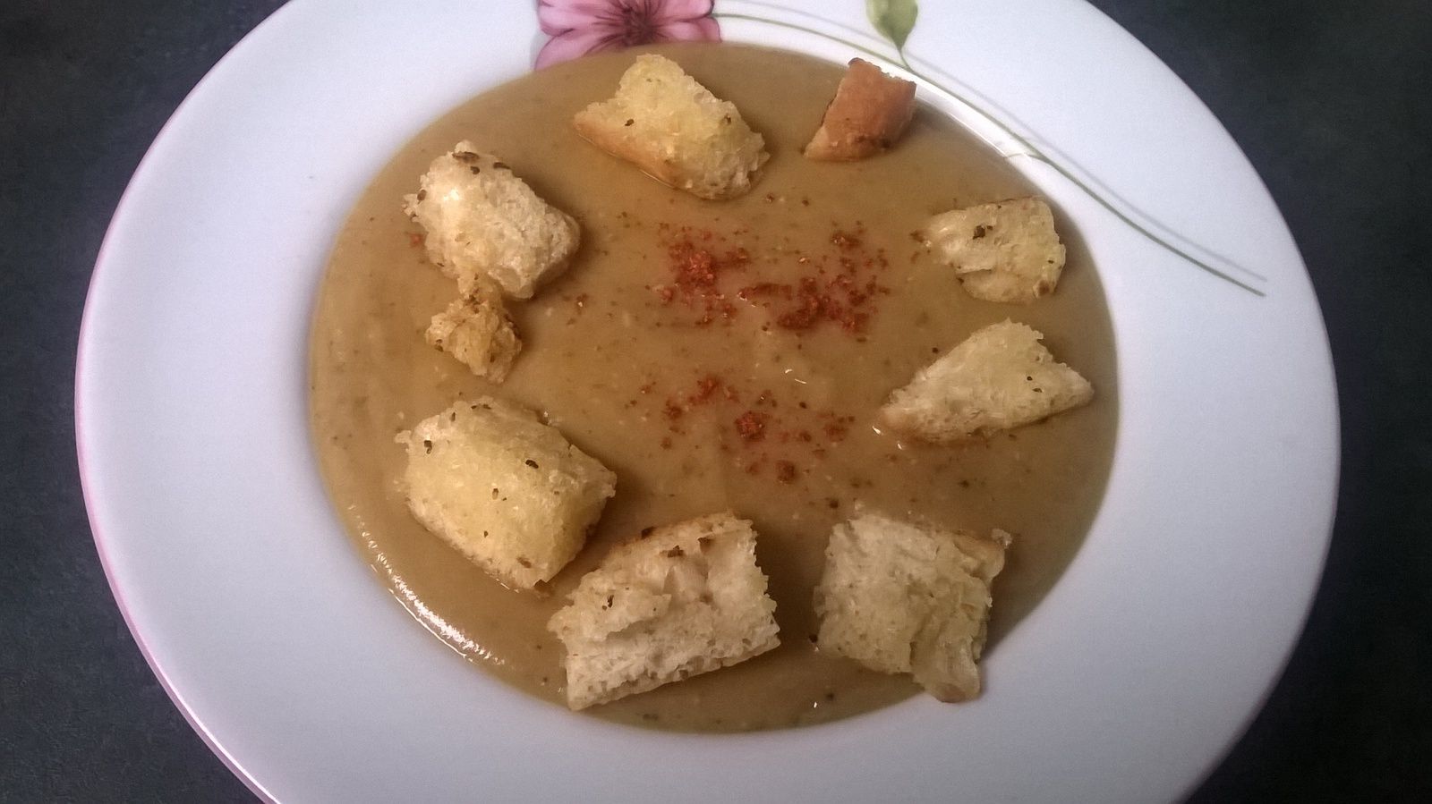 SOUPE DE LENTILLES ROUGES AU PIMENT D'ESPELETTE ET EPICES AVEC SES GROS CROUTONS