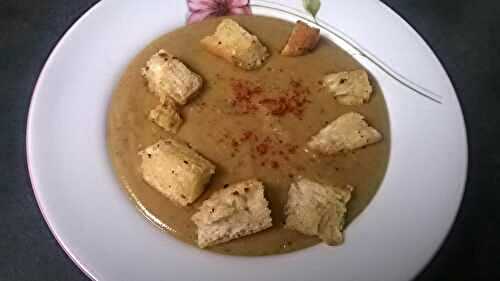 SOUPE DE LENTILLES ROUGES AU PIMENT D'ESPELETTE ET EPICES AVEC SES GROS CROUTONS