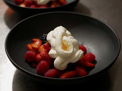[As you like!] 🍓 Fruits rouges. Gelée de fleurs de sureau. Chantilly. - Les Gourmands disent ...
