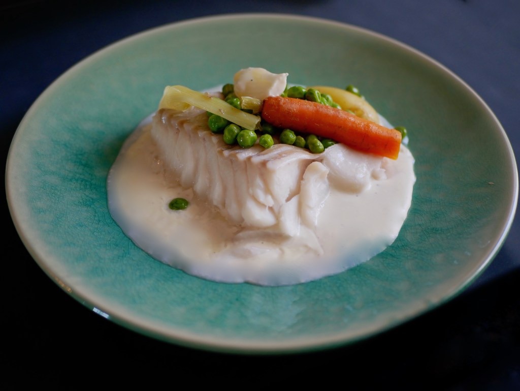 [Les infusées…] 🐟 Dos de cabillaud. Crème à l’ail nouveau. Jeunes légumes.