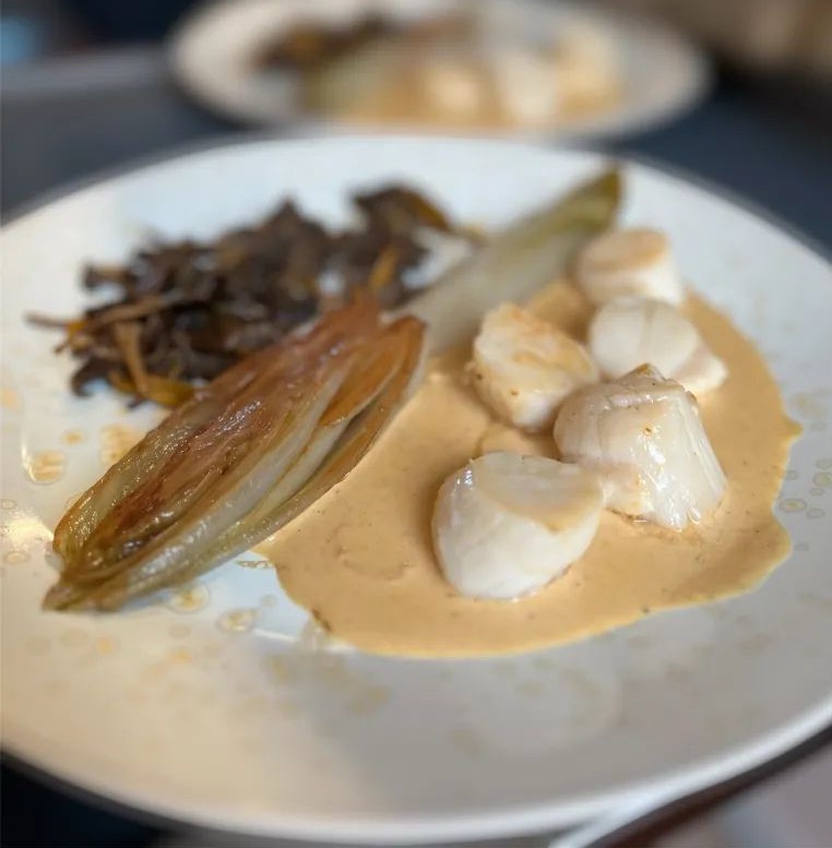 « Notre kiff du weekend » – 🕕Noix de Saint-Jacques – Poêlée de chanterelles – Endives braisées.