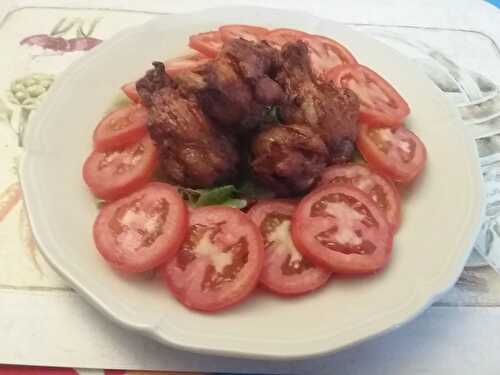 Ailerons ou manchons de poulet aux épices des Caraïbes en salade