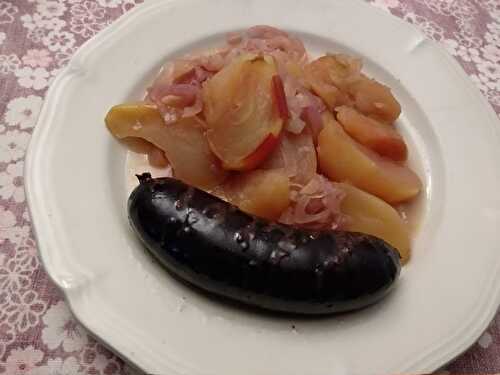 Boudin noir aux pommes sur compotée d'oignons rouges au four