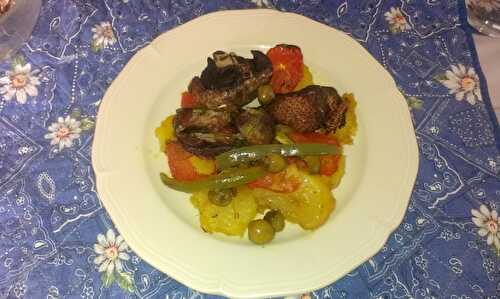 Canard rôti aux tomates et citrons confits avec pommes de terre et olives