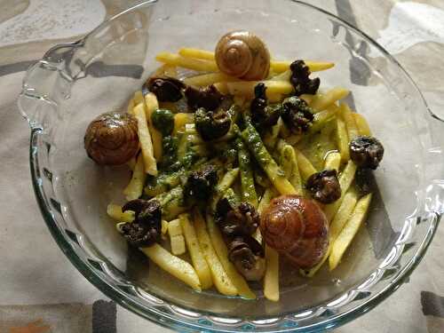 Escargots et pommes de terre frites au beurre persillé