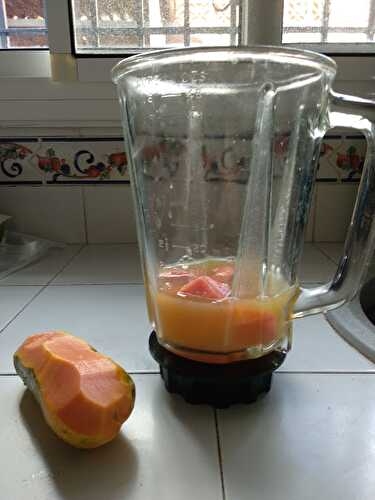 Smoothie de papaye et ananas à l’eau de coco