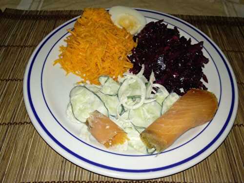 Salades de carottes, chou rouge et concombre râpées au saumon fumé et aux œufs durs