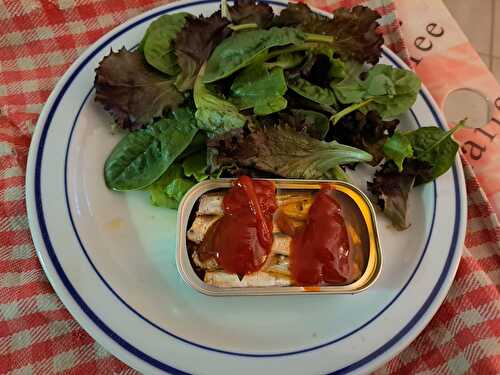 Boites de sardines au piment et salade à la vinaigrette d’aneth