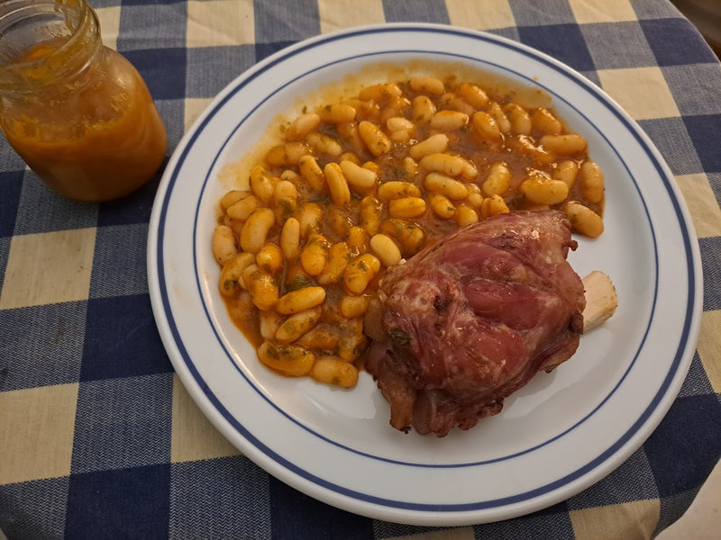 Jarrets de porc confits et haricots blancs au basilic avec chutney de mangues