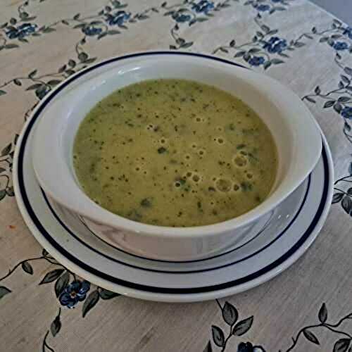 Gazpacho de courgettes au yaourt de chèvre et à la menthe poivrée