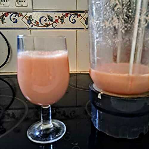 Milkshake ou batido de pastèque aux pommes et fraises au yaourt à la fraises