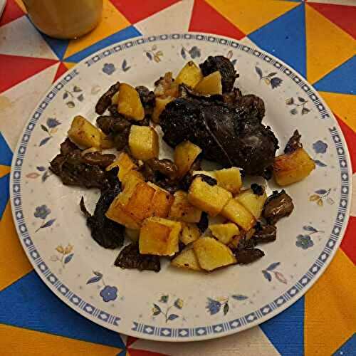 Boudins noirs aux pleurotes et aux pommes de terre sautées