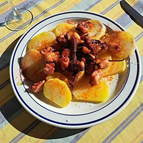 Poulpe frit au paprika sur pommes de terre