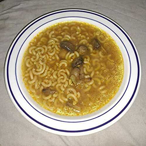 Soupe de coquillettes au bouillon de pot au feu et aux champignons